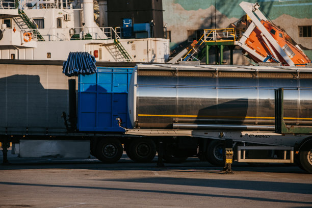 停靠在希腊雅典港口的集装箱货船图片下载