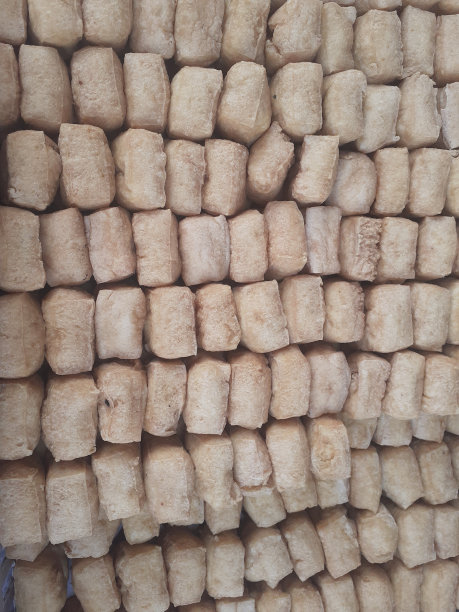 装在塑料篮子里的生盒装棕色豆腐图片下载