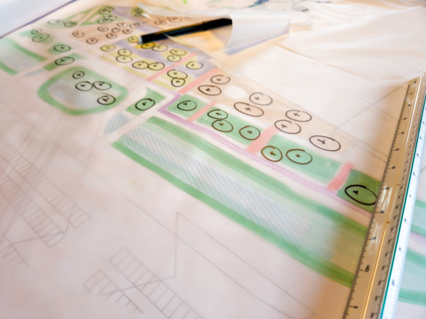 在速写纸上绘制城市规划建筑草图图片下载