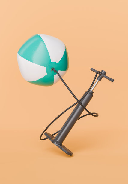 沙滩球连接到气泵在桃色背景图片下载