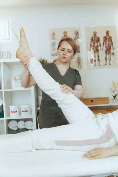 沉思的女治疗师在按摩柜中做检查图片下载