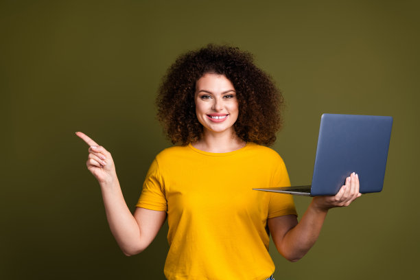 照片年轻的chevelure发女士黄色t恤直接手指有用的网站电脑维修服务孤立的卡其色背景图片下载