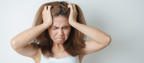 压力，悲伤和不快乐的概念。孤独的亚洲女人头痛，年轻的女性感到沮丧，疲惫和痛苦图片下载