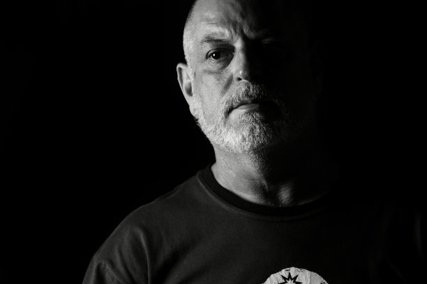 身体表达身体动作男人在黑白照片美术剪影表达形象图片下载