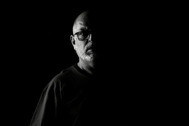 身体表达身体动作男人在黑白照片美术剪影表达形象图片下载