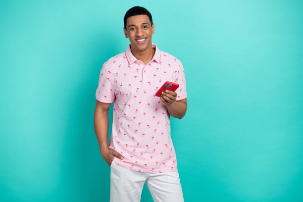 照片正面的好人拿着苹果iphone小工具的空白空间广告孤立在蓝绿色的背景图片下载