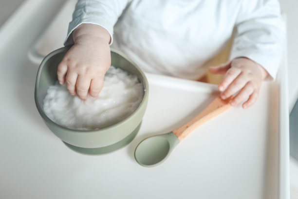 宝宝吃米粥，辅食图片下载