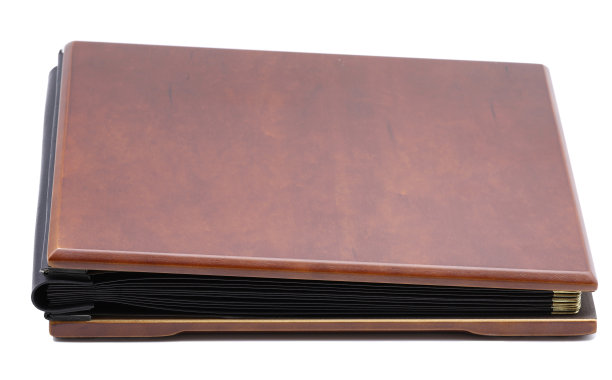 棕色照片书与木封面隔离在白色背景。图片下载