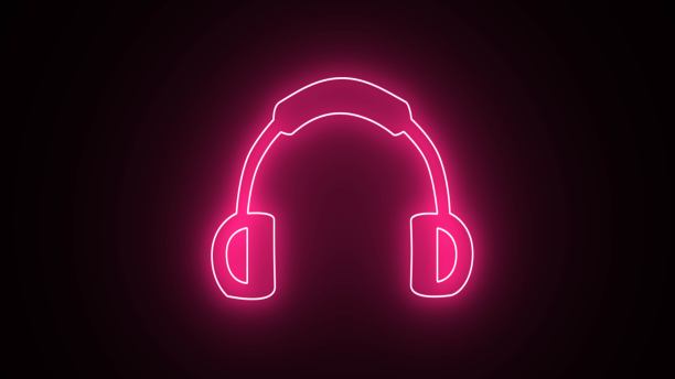 粉红色的霓虹耳机在黑色的背景。霓虹灯耳机图标，符号，标志。发光的音乐耳机图标。图片下载