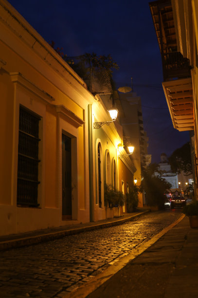 圣胡安老城区绚丽多彩的街道景观。这张照片是2024年3月30日在波多黎各的圣胡安拍摄的图片下载