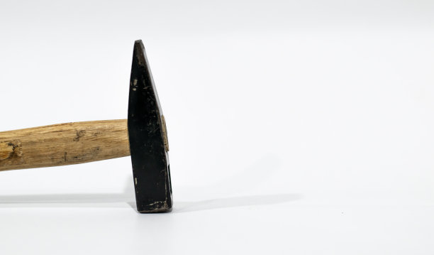 一张旧木锤的照片，白色背景上有一个黑色的头，从侧面拍摄的特写。图片下载