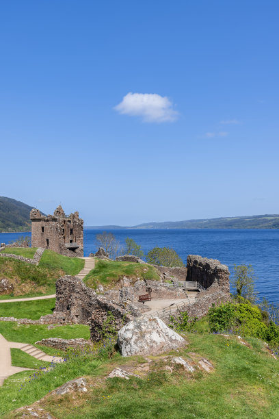 一张垂直照片捕捉了俯瞰苏格兰尼斯湖的厄克特城堡雄伟的废墟图片下载