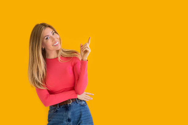 近距离照片漂亮开朗的女人时尚的粉红色衣服手臂直接空空美容程序图片下载