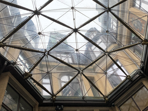 透过玻璃屋顶瞥见历史建筑图片下载