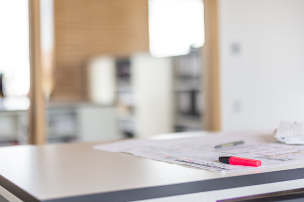 桌子的特写，纸和笔在上面，被日光照亮图片下载