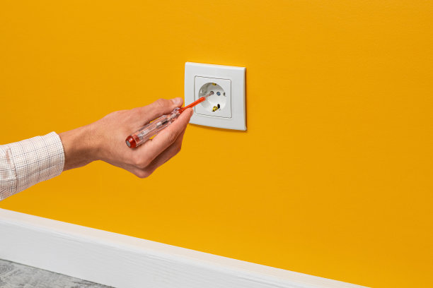 一个人正在检查电源插座。图片下载