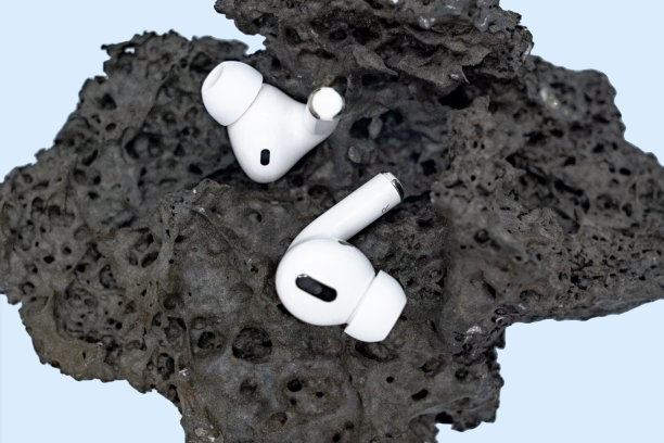 一对耳机放置在火山石平台三维模型图片下载