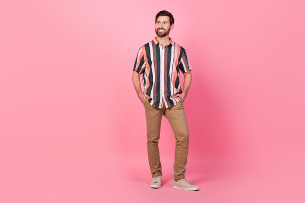 全长照片的年轻英俊的模特摆姿势和看广告牌黑色星期五购买广告孤立的粉红色背景图片下载