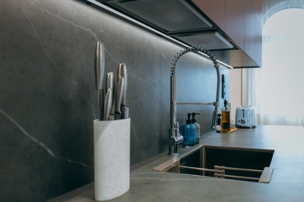 现代厨房水龙头图片下载