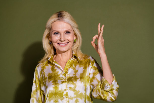 照片成功的惊人的女士穿着时尚的衣服，好的标志，酷的主张，提供产品孤立的卡其色背景图片下载