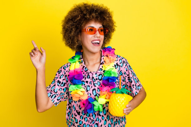 照片中无忧无虑的酷女人穿着动物印花衬衫深色眼镜喝鸡尾酒空空间孤立的黄色背景图片下载