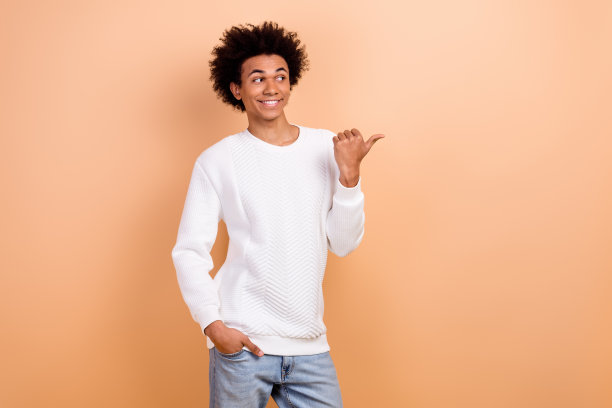 照片中穿着白色服装的开朗时尚男子介绍了米色背景上的促销横幅空白空间图片下载