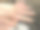 特写照片中，一名无法辨认的女子坐在飞机机舱里，双手展示着订婚戒指和指甲艺术，张开的手指展示着绿色格子图案的指甲油图片下载