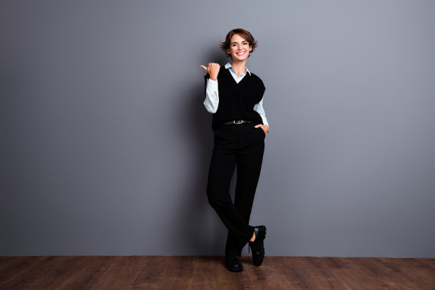 全长照片自信可爱的女特工穿着黑色背心眼镜显示拇指空白空间孤立的灰色背景图片下载