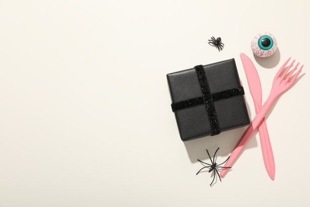 粉红色的餐具和黑色包装的礼物图片下载