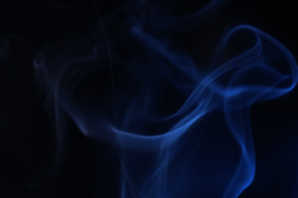 黑色背景上的紫色烟雾，色彩抽象图片下载