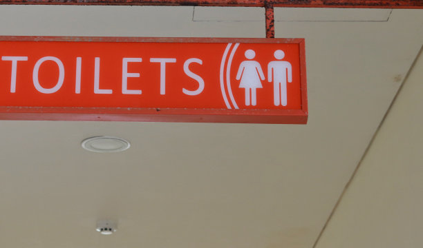 这块板上有一个橙色背景的厕所图片下载