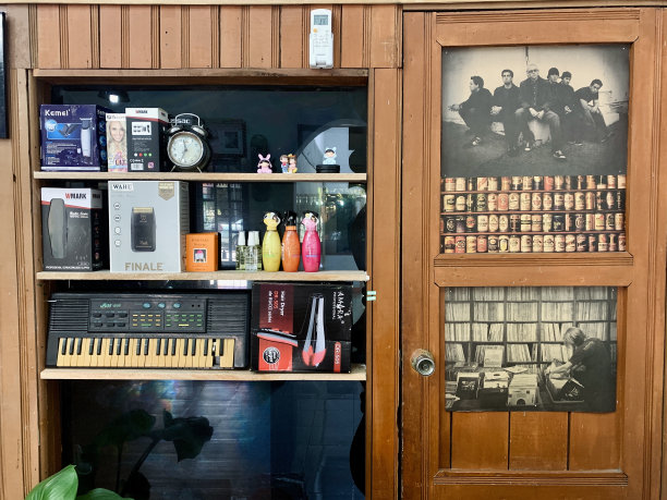 有门和放有各种物品的架子的房间图片下载