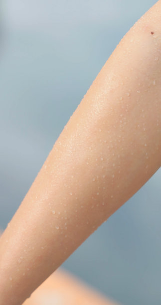 亚洲人手臂热出汗图片下载