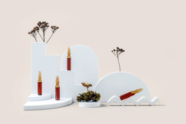 米色背景上的医用安瓿、苔藓、蘑菇和几何图形图片下载