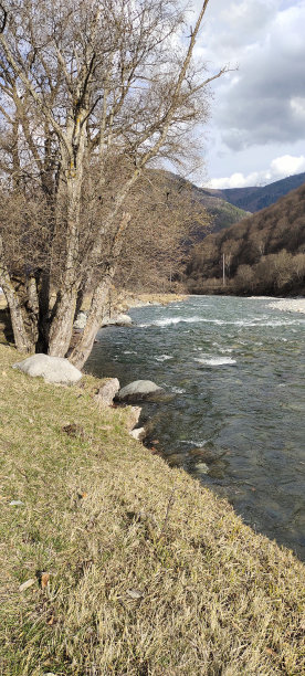 山脉和河流的照片图片下载