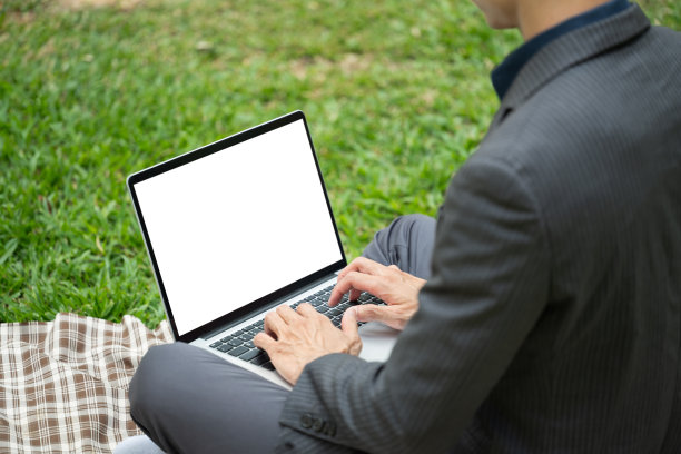 自由职业者或经理在城市公园用笔记本电脑远程工作的裁剪照片图片下载