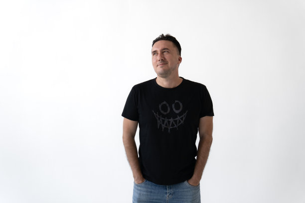 工作室拍摄的年轻英俊的男子在白色的背景。在照相馆拍摄的男子肖像。休闲服装图片下载