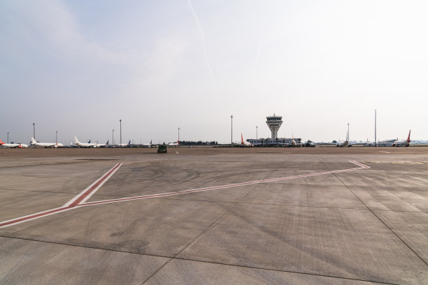 机场在停机坪的观点，许多飞机是在停机坪水平照片-斯托克görsel图片下载