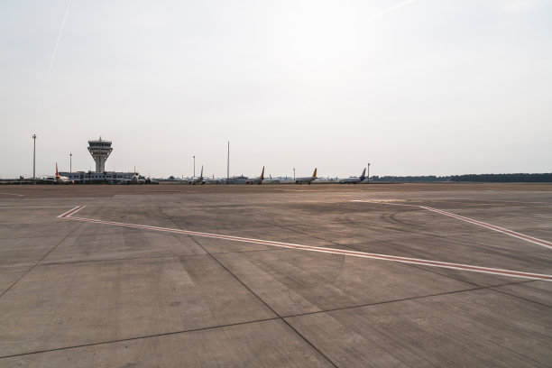 机场在停机坪的观点，许多飞机是在停机坪水平照片-斯托克görsel图片下载