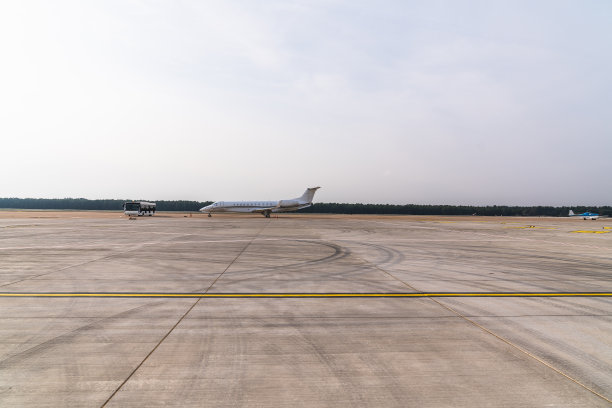 机场在停机坪的观点，许多飞机是在停机坪水平照片-斯托克görsel图片下载