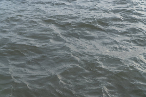 天河上的水波的抽象照片，这条河流携带了大量冲积物，形成了湄公河三角洲图片下载