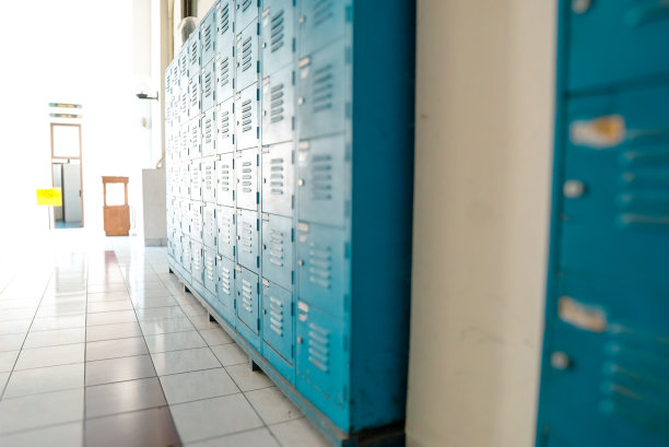 灯火通明的大学走廊里的储物柜。图片下载