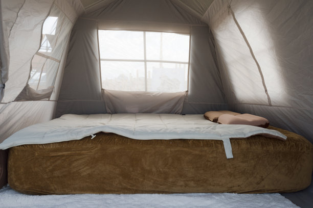 一个临时的户外帐篷卧室展示图片下载