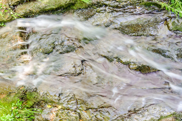 森林中的瀑布，数码照片为背景，拍摄于欧洲斯洛文尼亚流血湖地区图片下载