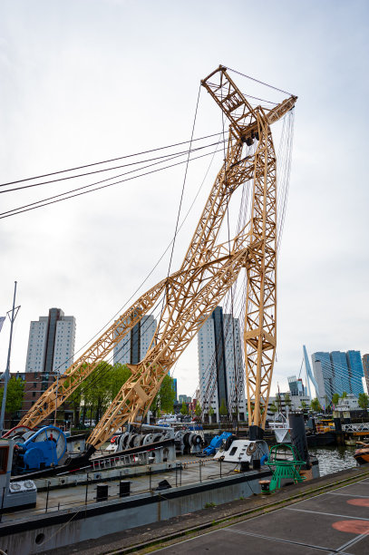 鹿特丹鲁维黑文海事博物馆的起重机图片下载