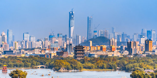 中国山东济南的大明湖风光和远处新区的CBD图片下载