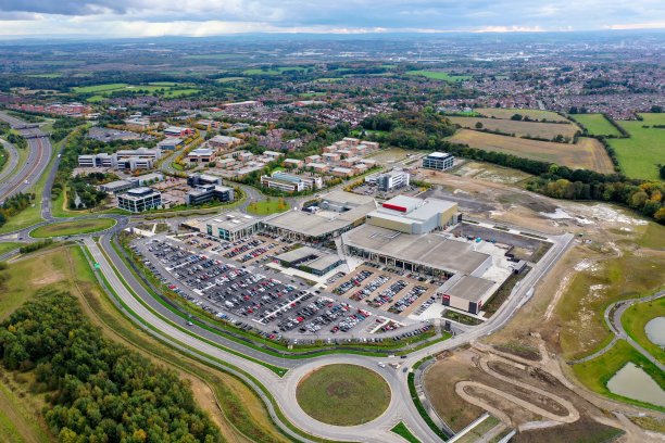 西约克郡利兹的温泉购物中心的航拍照片，展示了商业街的商店和停车场。图片下载