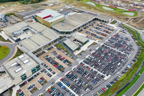 西约克郡利兹的温泉购物中心的航拍照片，展示了商业街的商店和停车场。图片下载