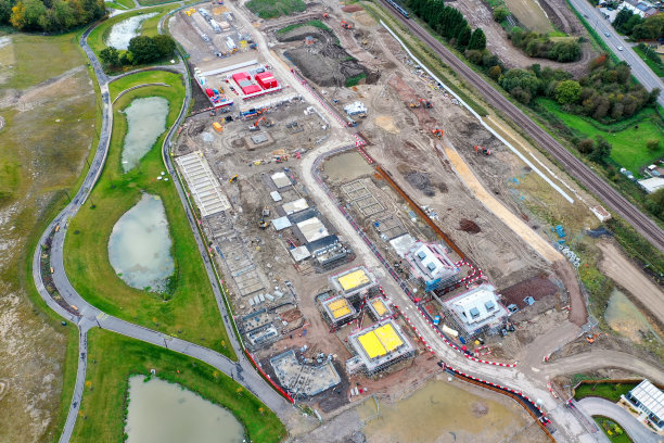 航拍照片的建筑工地建设房屋，在英国利兹拍摄，显示住房开发与房屋正在建造。图片下载