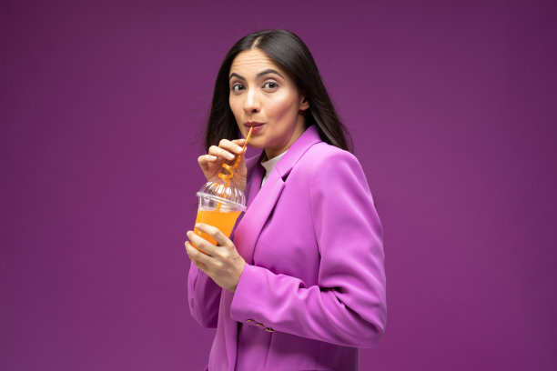 她的肖像她漂亮漂亮的穿着漂亮迷人的豪华漂亮开朗的女孩喝果汁孤立的紫色背景股票照片图片下载
